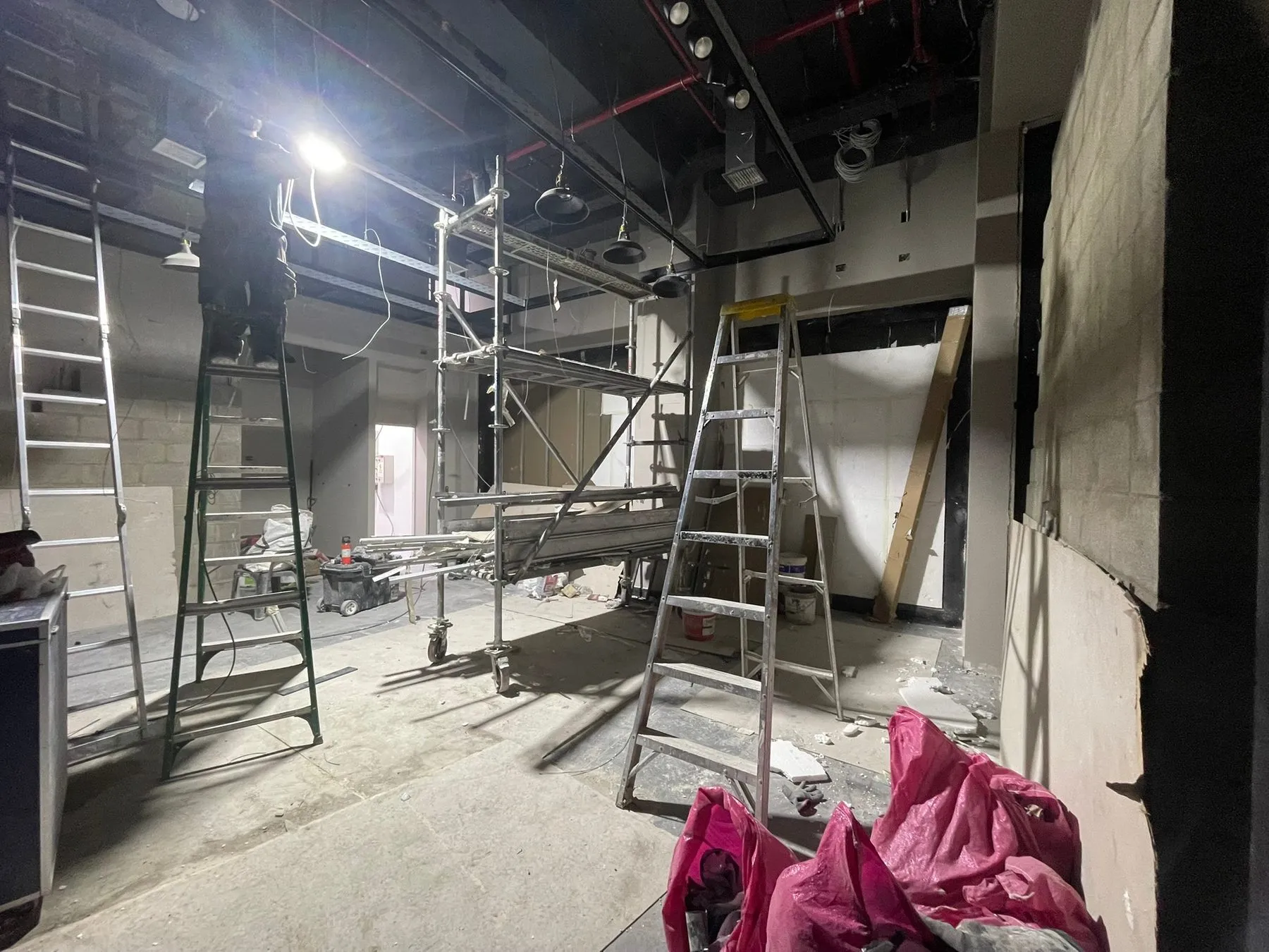 Tienda Black — Mall Portal La Dehesa, otra vista de la obra