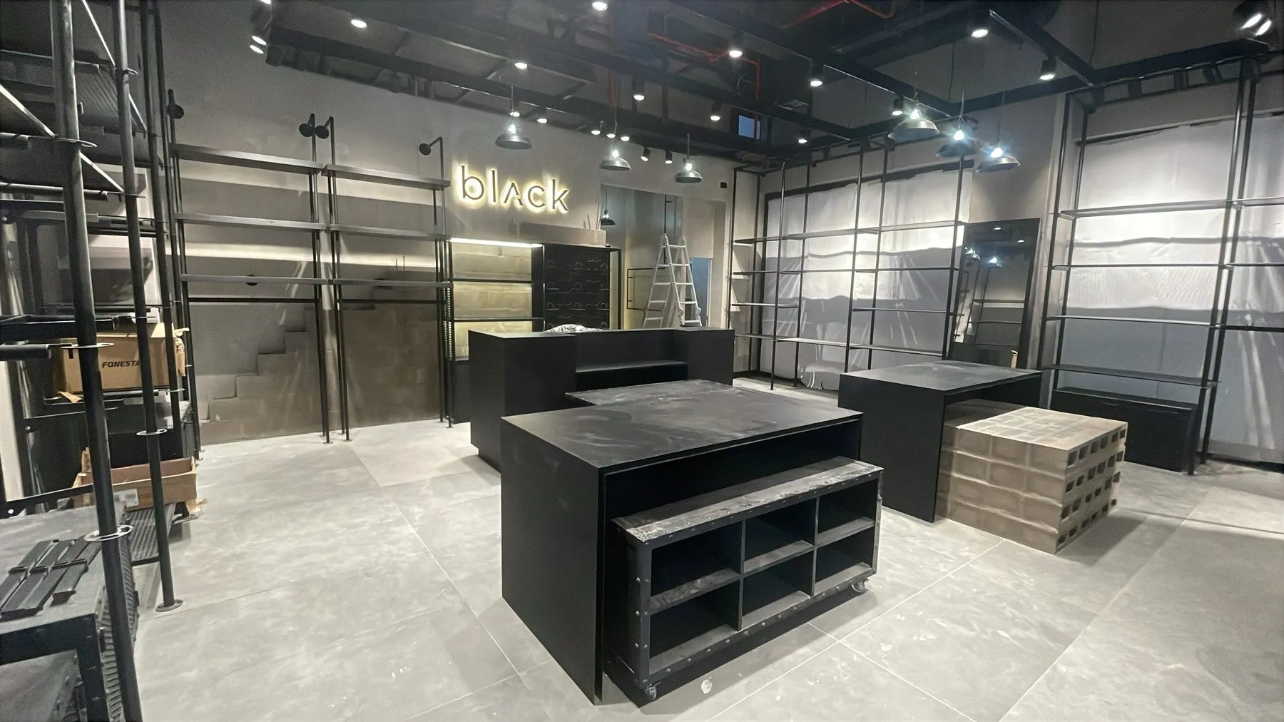 Tienda Black — Mall Portal La Dehesa, Lo Barnechea