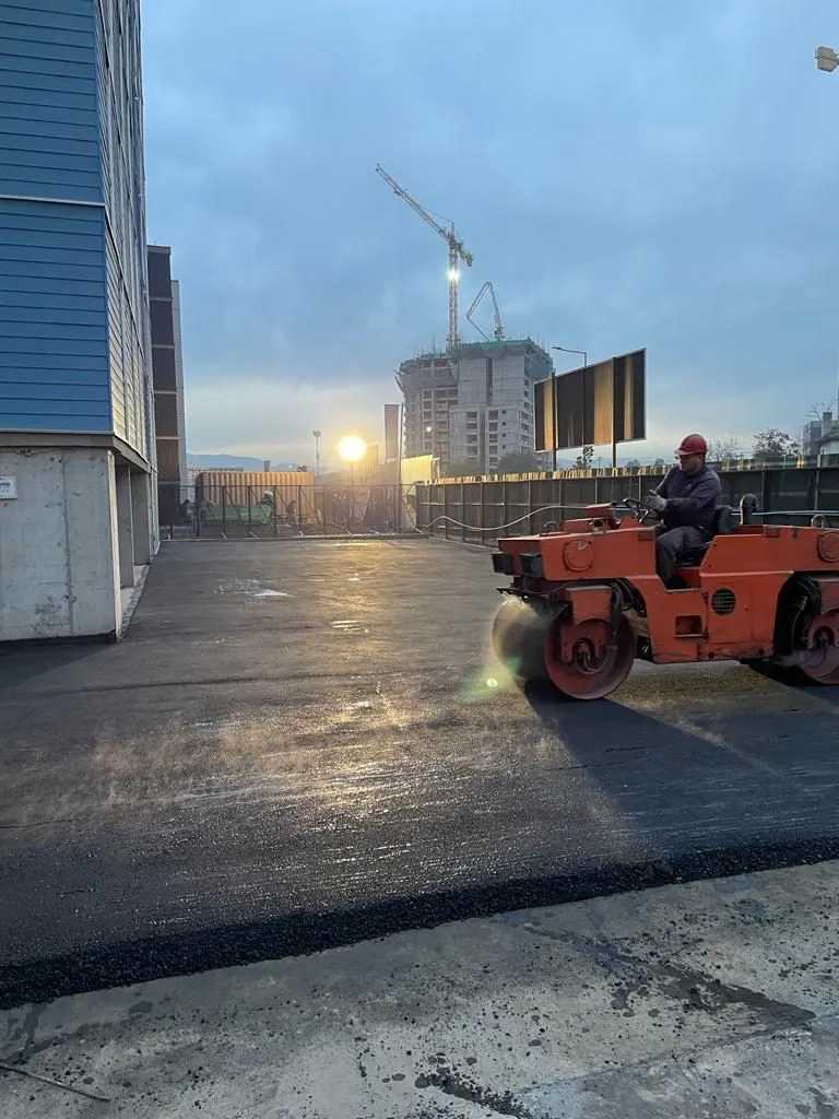 Pavimentación con rodillo compactador al anochecer, Región Metropolitana